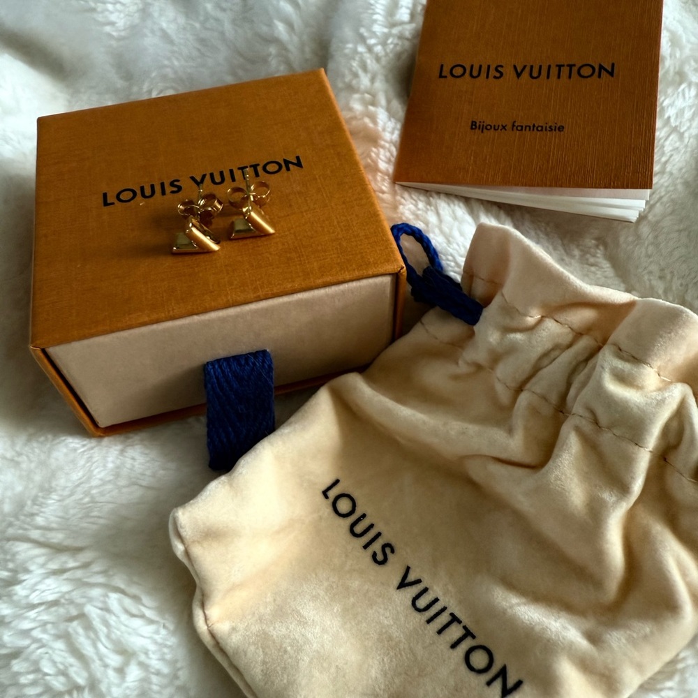 Louis Vuitton Essential V Stud Earrings